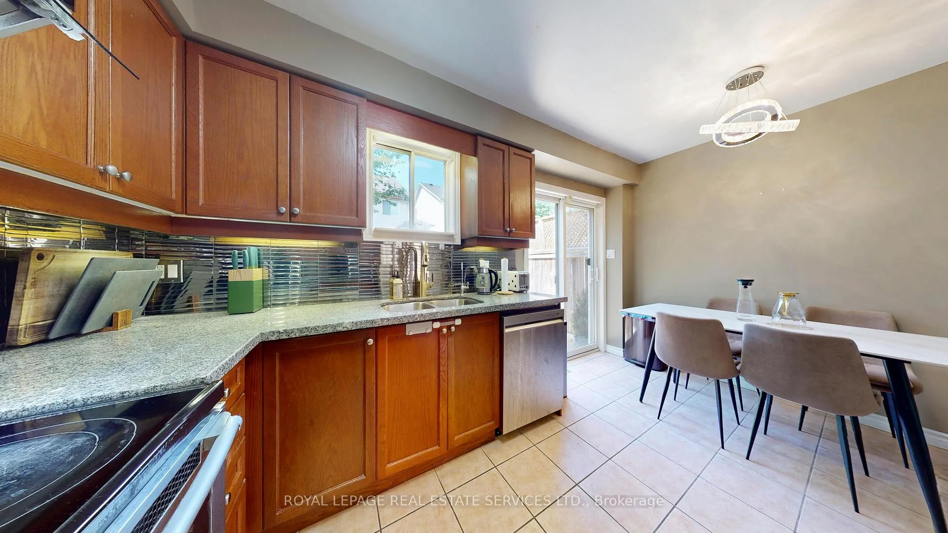 Photo 11 of 65 Morwick Drive, Hamilton, Ancaster — HOMEH