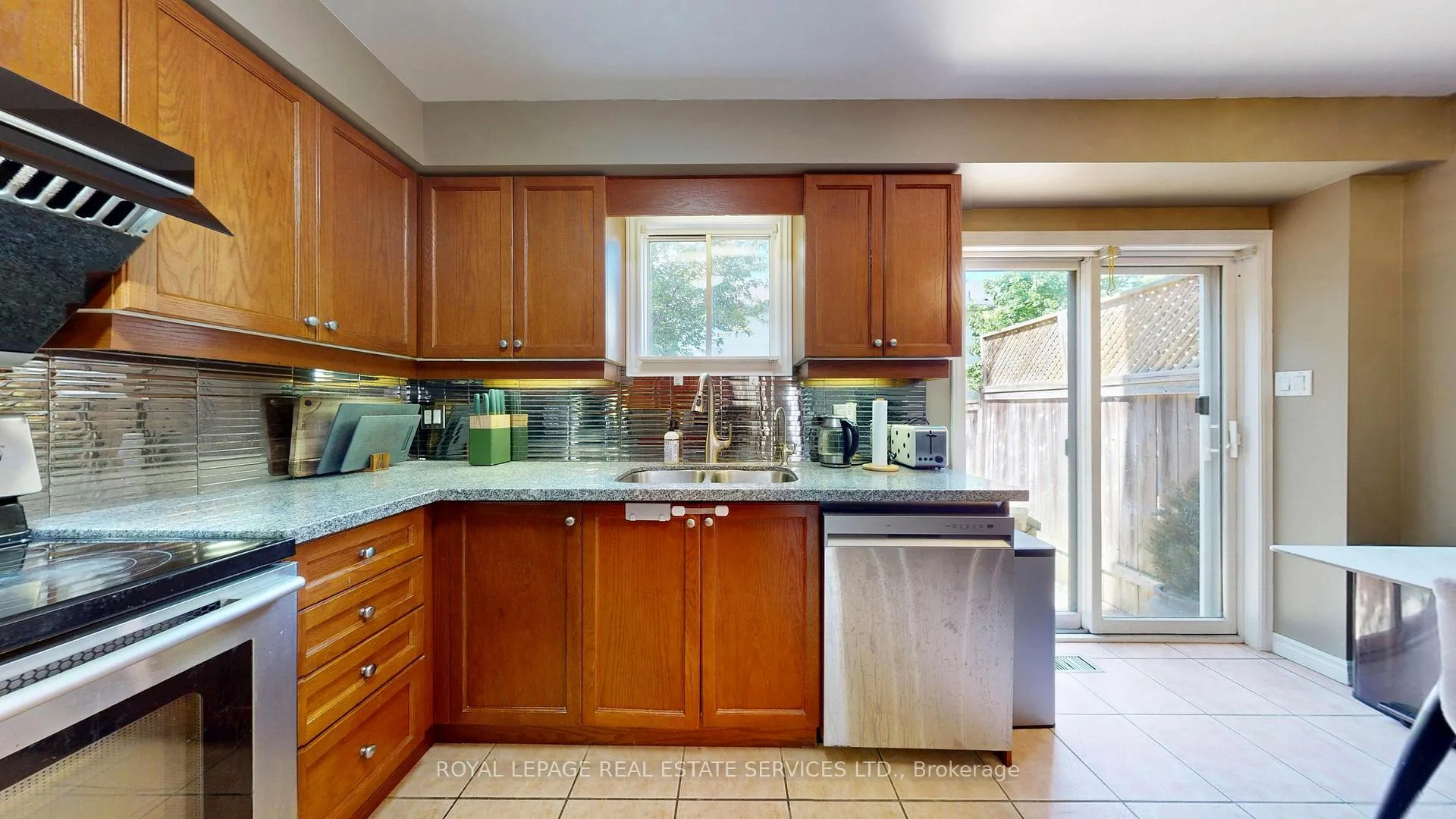 Photo 12 of 65 Morwick Drive, Hamilton, Ancaster — HOMEH
