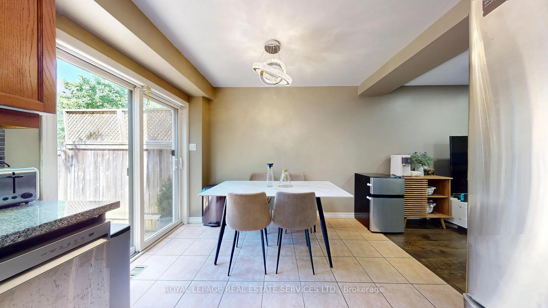 Photo 13 of 65 Morwick Drive, Hamilton, Ancaster — HOMEH