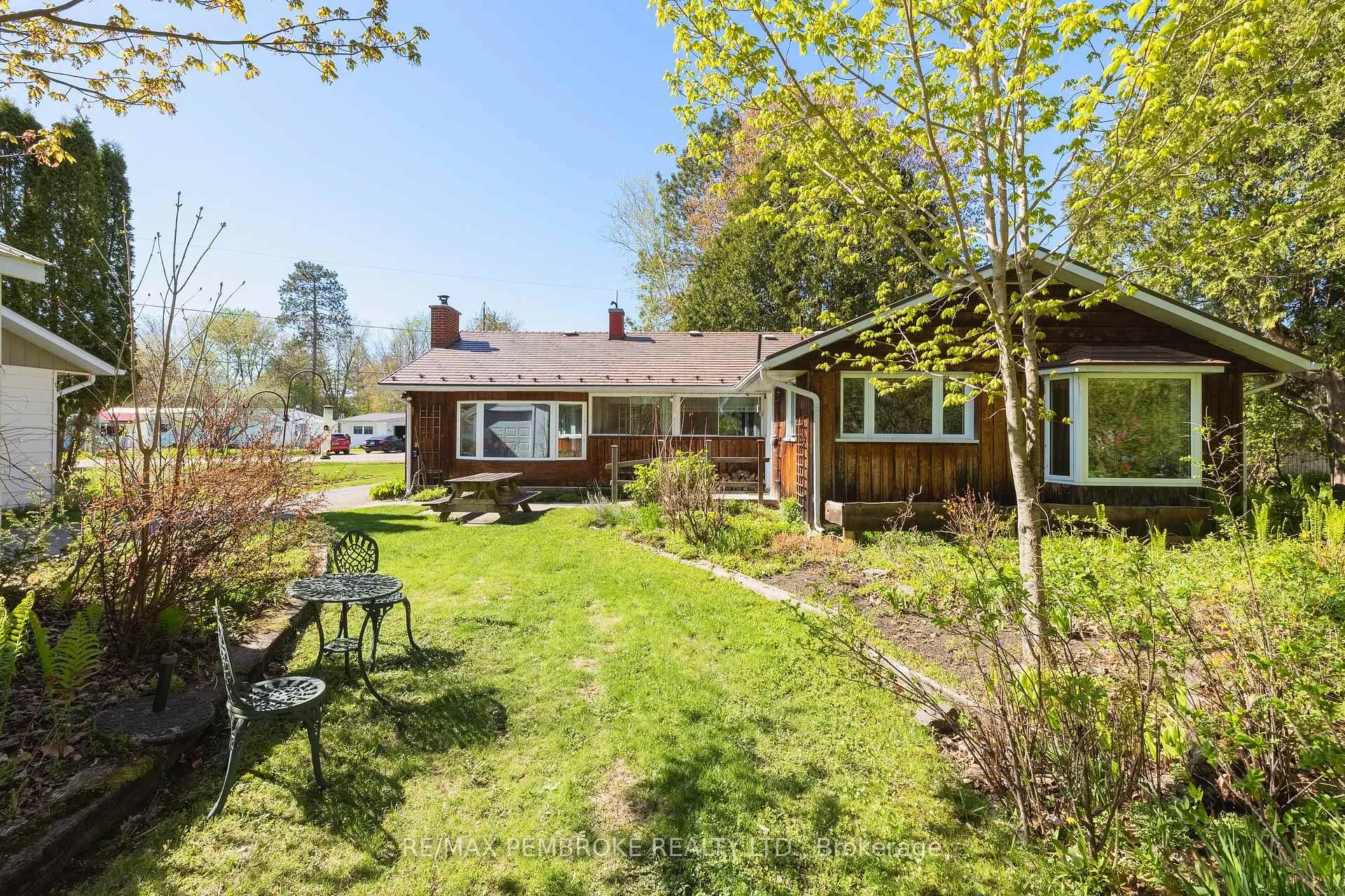 Photo 11 of 98 Glendale Avenue, Deep River, Deep River — HOMEH