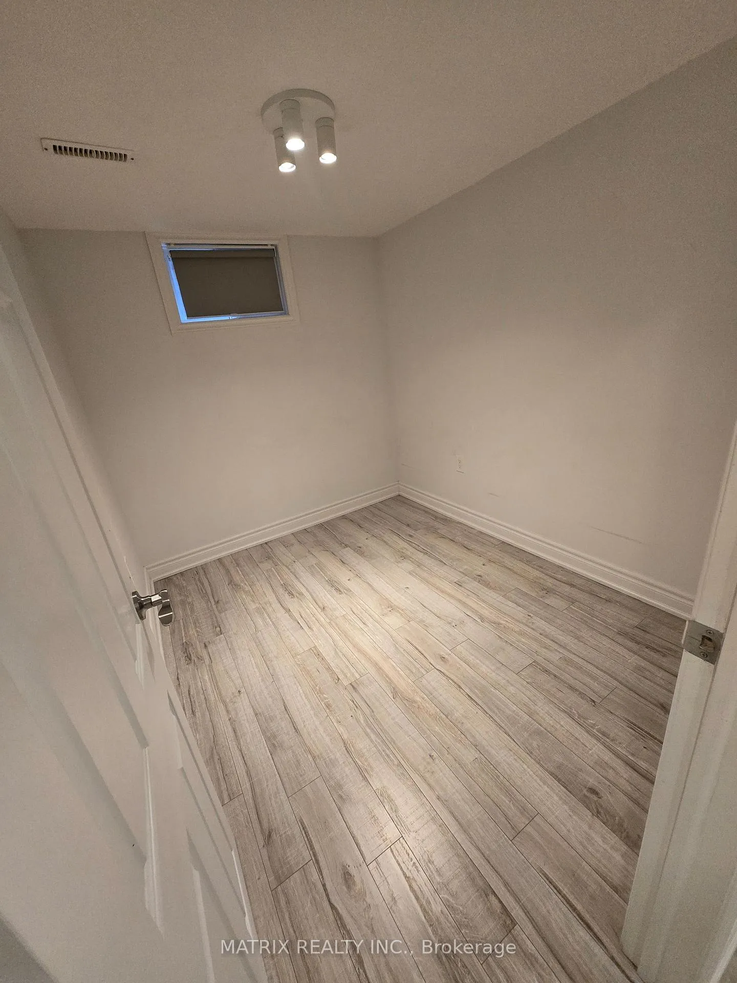 Photo 6 of 20 Arkona Drive, Scarborough, Tam O'Shanter-Sullivan — HOMEH