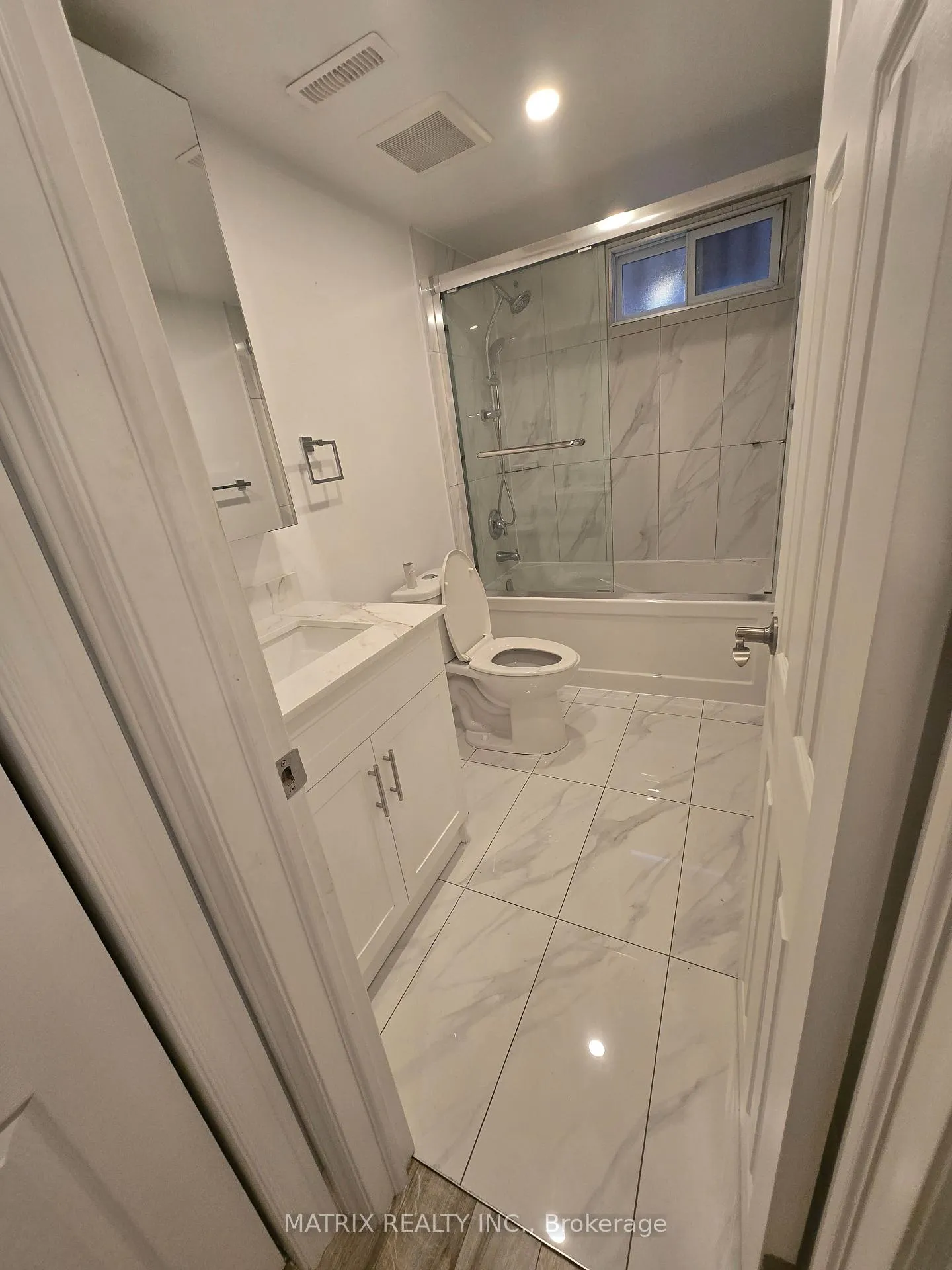 Photo 8 of 20 Arkona Drive, Scarborough, Tam O'Shanter-Sullivan — HOMEH