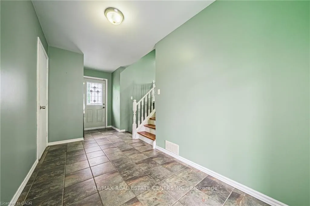 Photo 3 of 27 Ludlow Crescent, Brantford, Lynden Hills — HOMEH