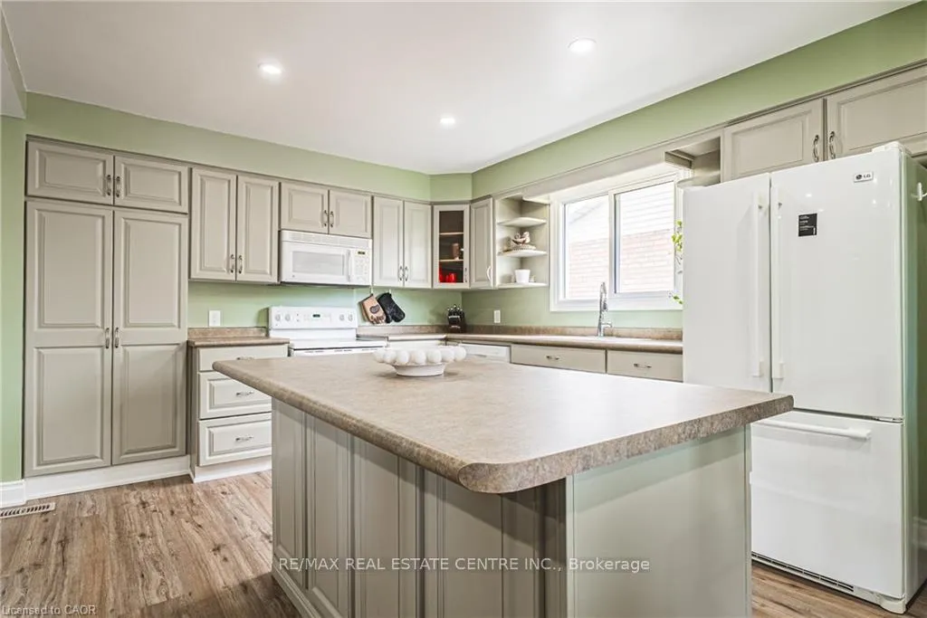 Photo 8 of 27 Ludlow Crescent, Brantford, Lynden Hills — HOMEH