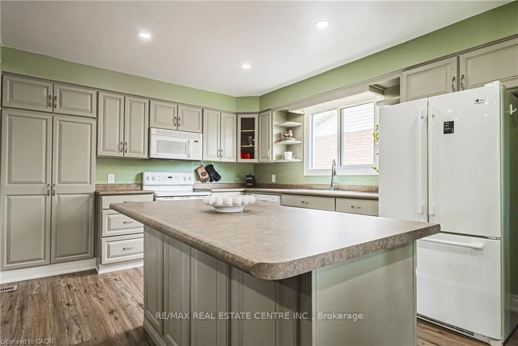 Photo 9 of 27 Ludlow Crescent, Brantford, Lynden Hills — HOMEH