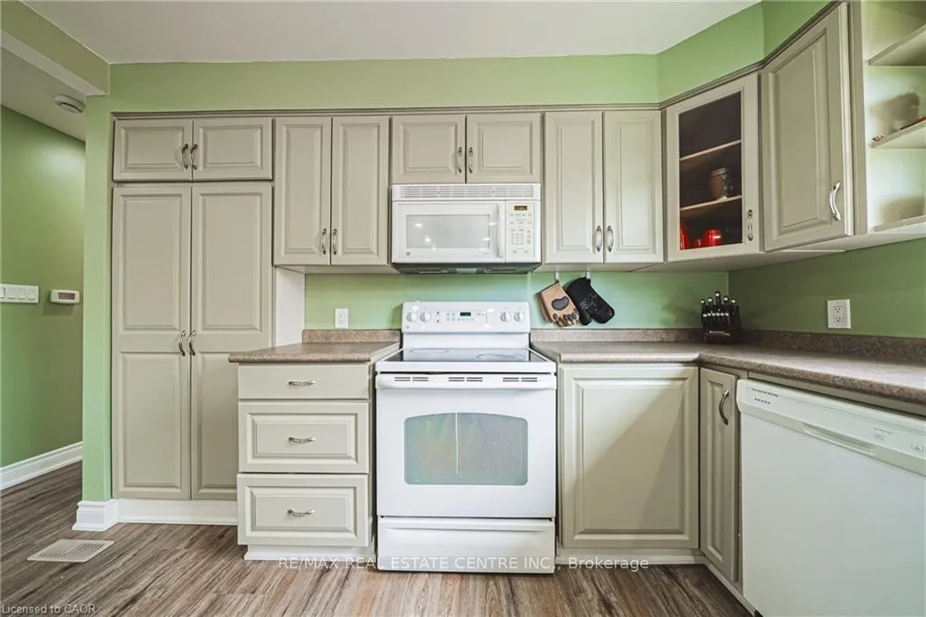Photo 15 of 27 Ludlow Crescent, Brantford, Lynden Hills — HOMEH