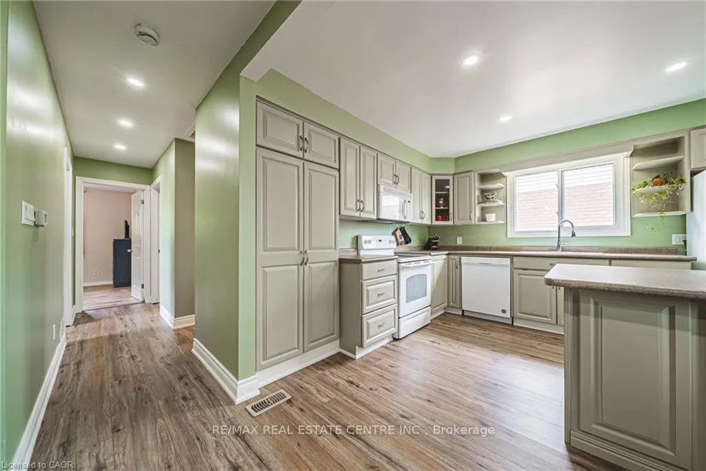 Photo 16 of 27 Ludlow Crescent, Brantford, Lynden Hills — HOMEH