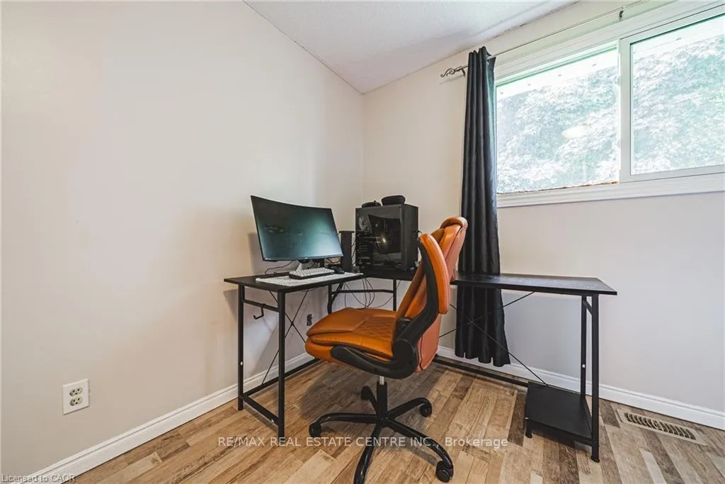 Photo 22 of 27 Ludlow Crescent, Brantford, Lynden Hills — HOMEH
