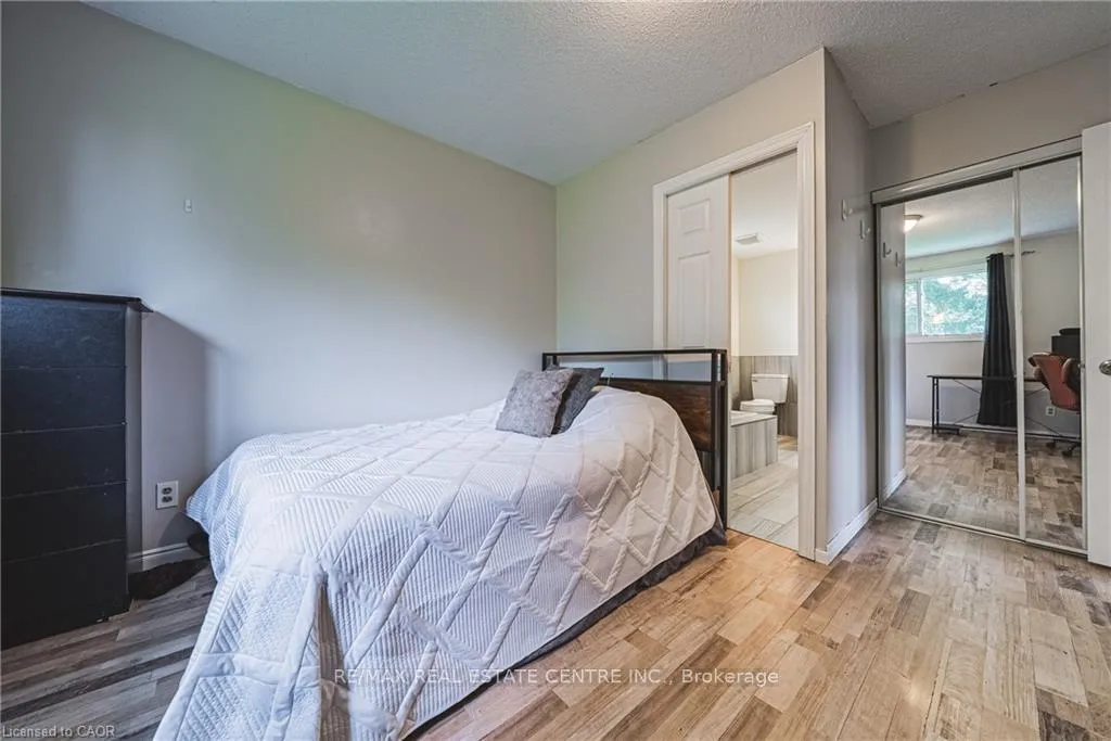 Photo 23 of 27 Ludlow Crescent, Brantford, Lynden Hills — HOMEH