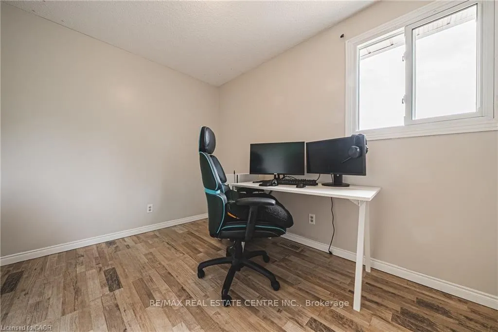 Photo 24 of 27 Ludlow Crescent, Brantford, Lynden Hills — HOMEH