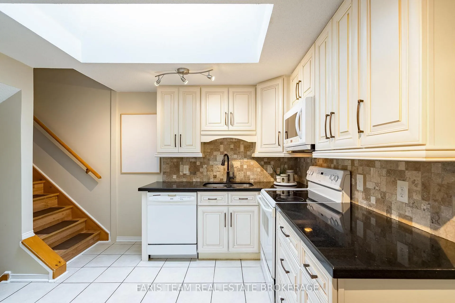 Photo 4 of 19 Seymour Crescent, Barrie, Holly — HOMEH