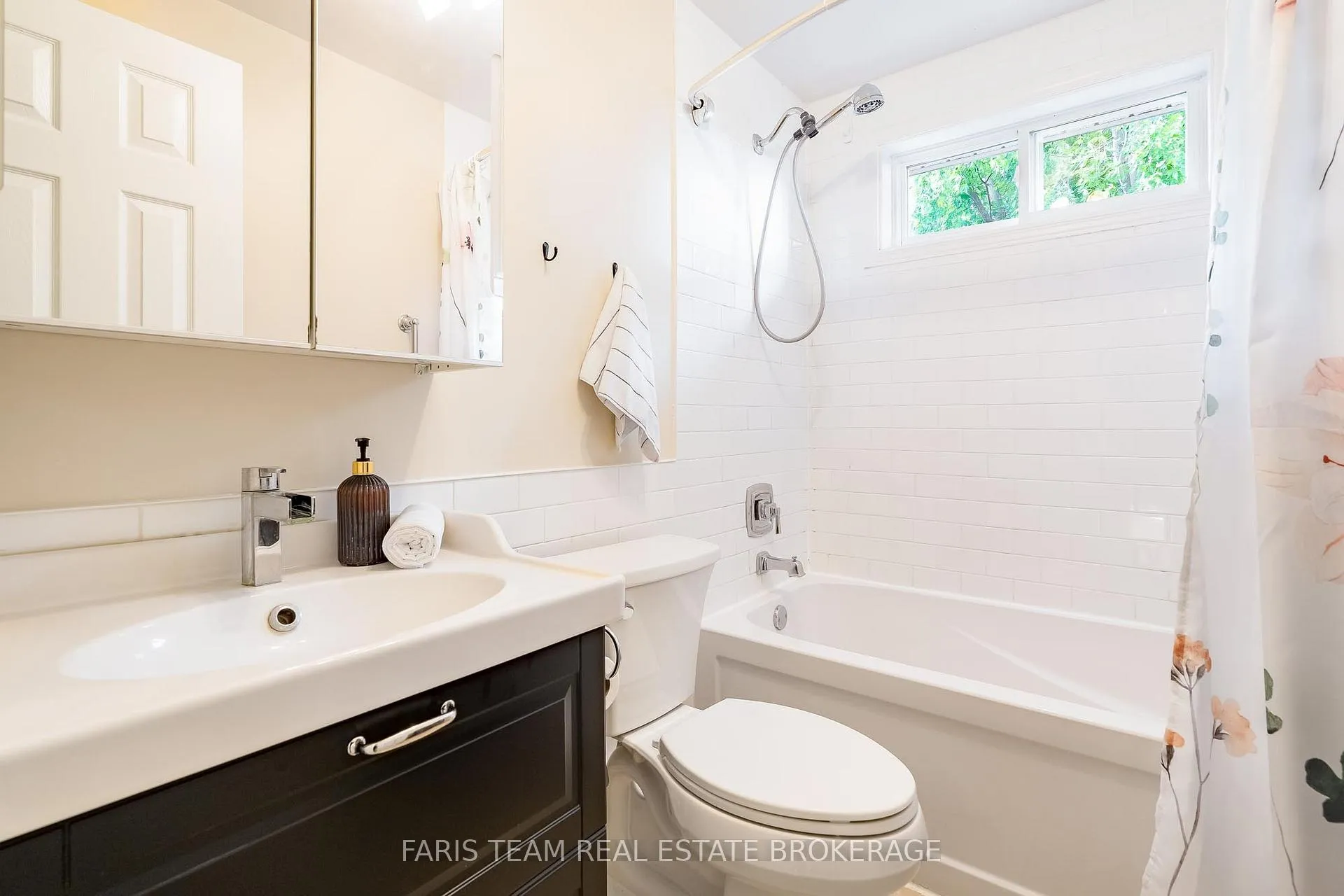 Photo 17 of 19 Seymour Crescent, Barrie, Holly — HOMEH