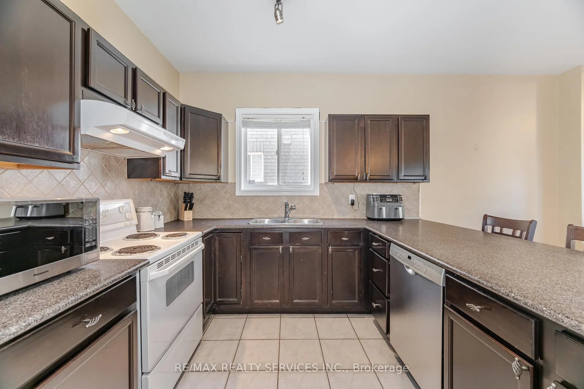 Photo 17 of 5 Melrose Gardens, Brampton, Snelgrove — HOMEH
