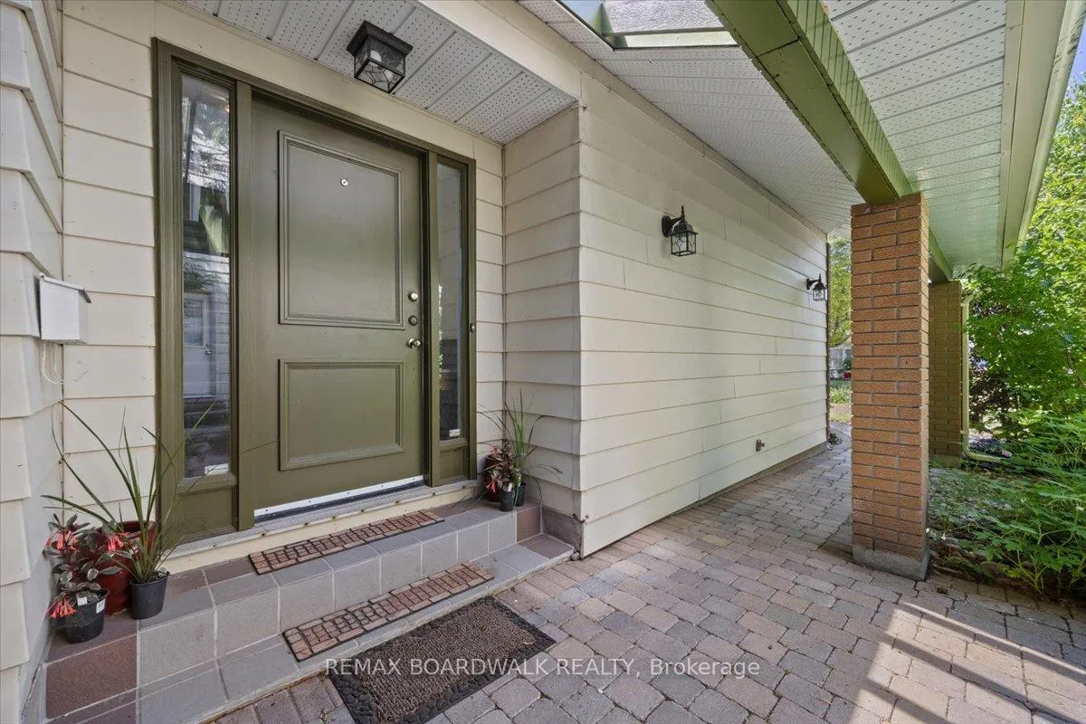 Photo 2 of 13 Pommel Crescent, Ottawa, Kanata - Bridlewood — HOMEH