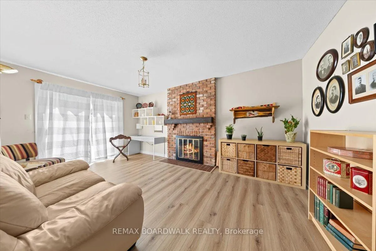 Photo 8 of 13 Pommel Crescent, Ottawa, Kanata - Bridlewood — HOMEH