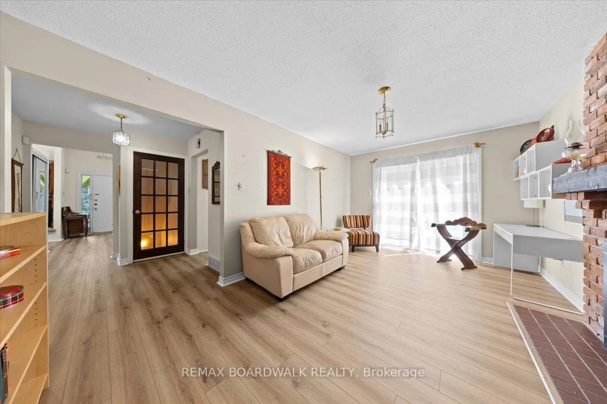 Photo 9 of 13 Pommel Crescent, Ottawa, Kanata - Bridlewood — HOMEH