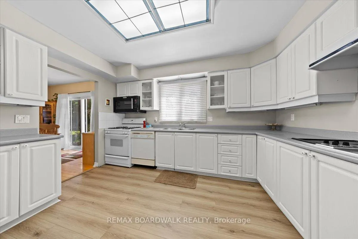 Photo 11 of 13 Pommel Crescent, Ottawa, Kanata - Bridlewood — HOMEH