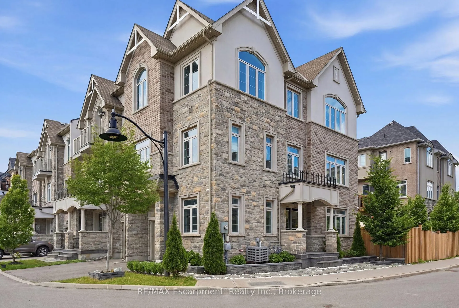 Photo 2 of 141 Borers Creek Circle, Hamilton, Waterdown — HOMEH