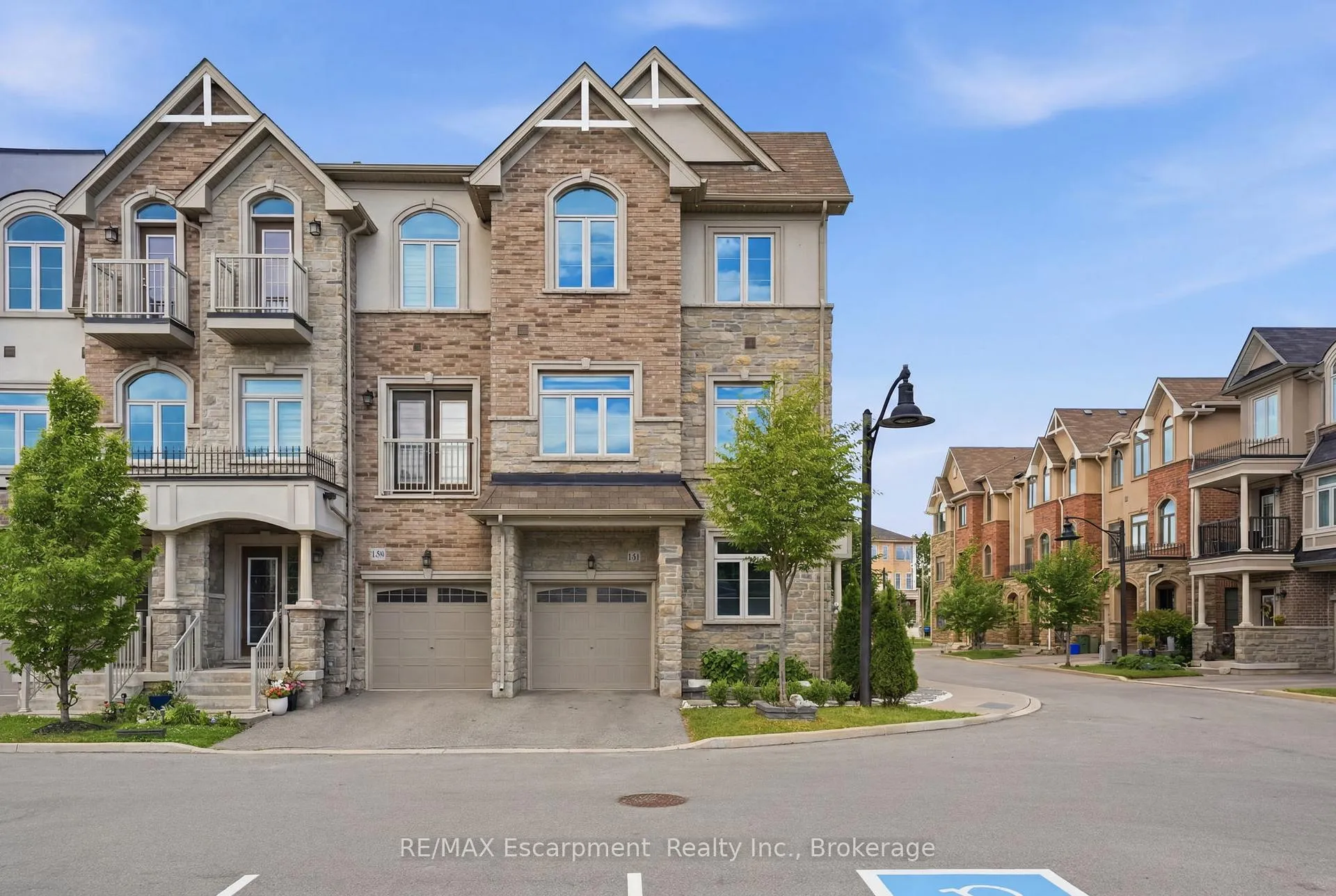 Photo 3 of 141 Borers Creek Circle, Hamilton, Waterdown — HOMEH