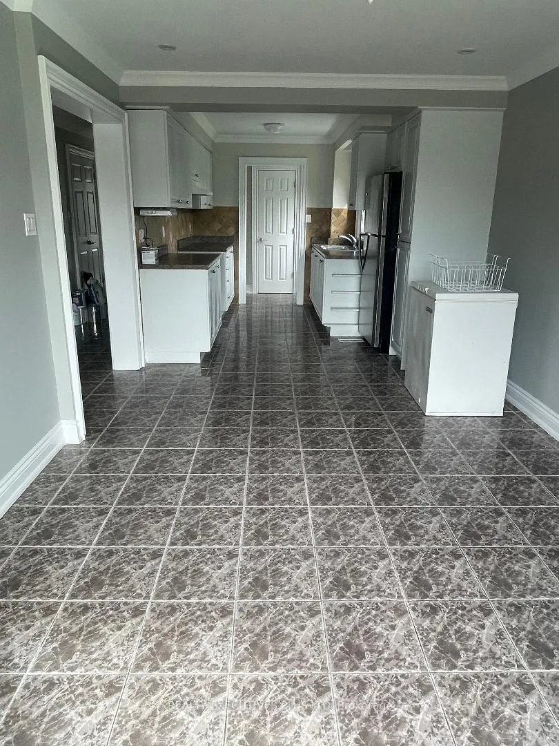 Photo 2 of 97 Ashford Court, Brampton, Brampton North — HOMEH