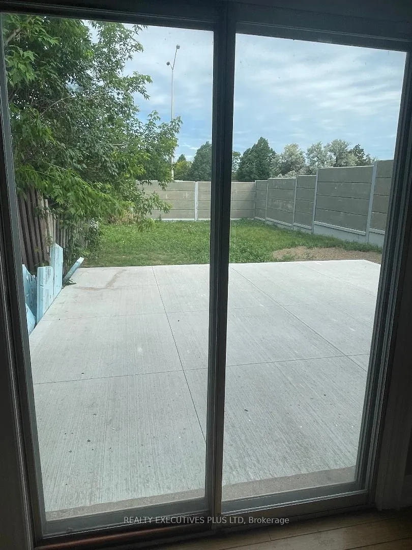 Photo 3 of 97 Ashford Court, Brampton, Brampton North — HOMEH
