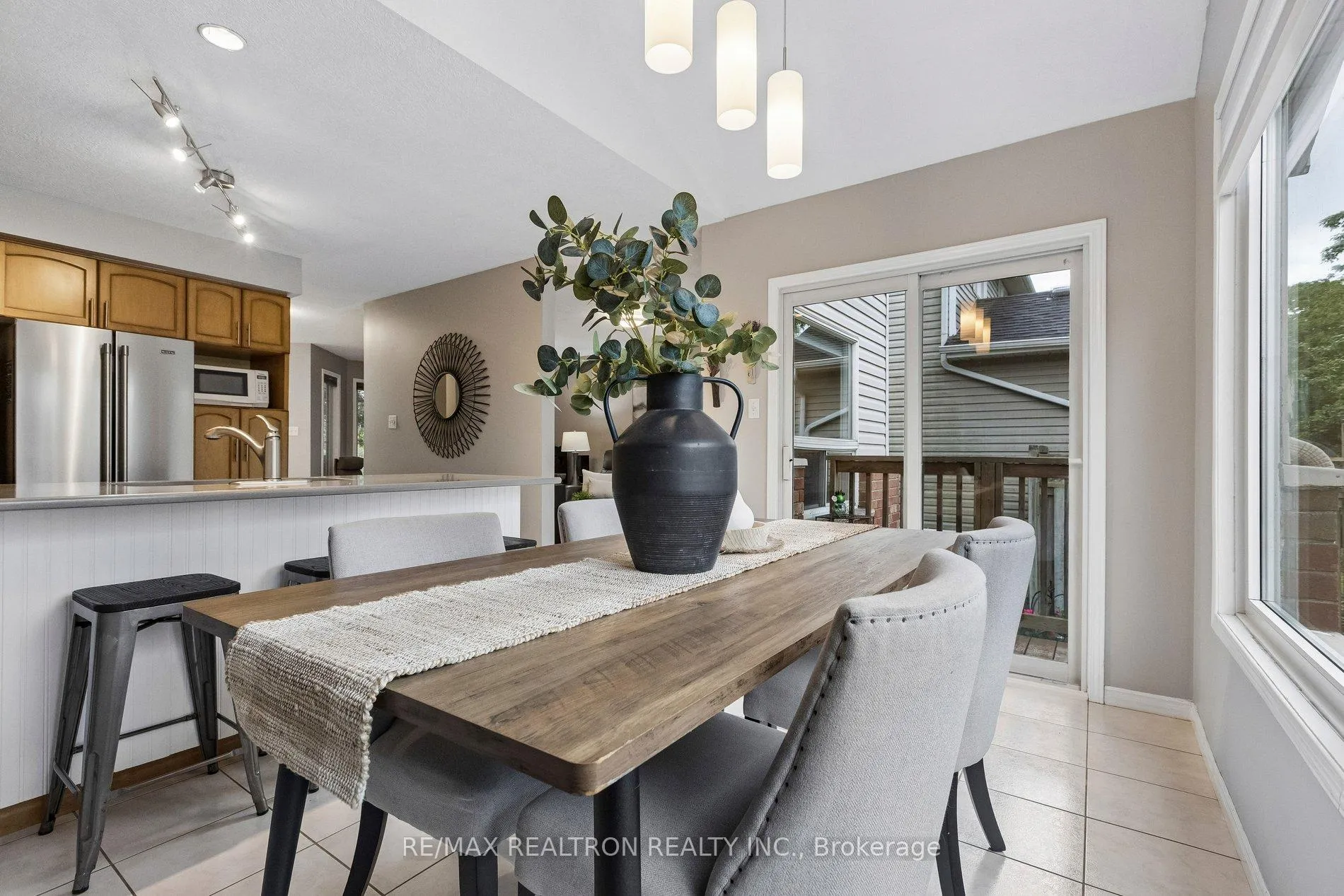 Photo 20 of 45 Waxwing Crescent, Guelph, Kortright Hills — HOMEH