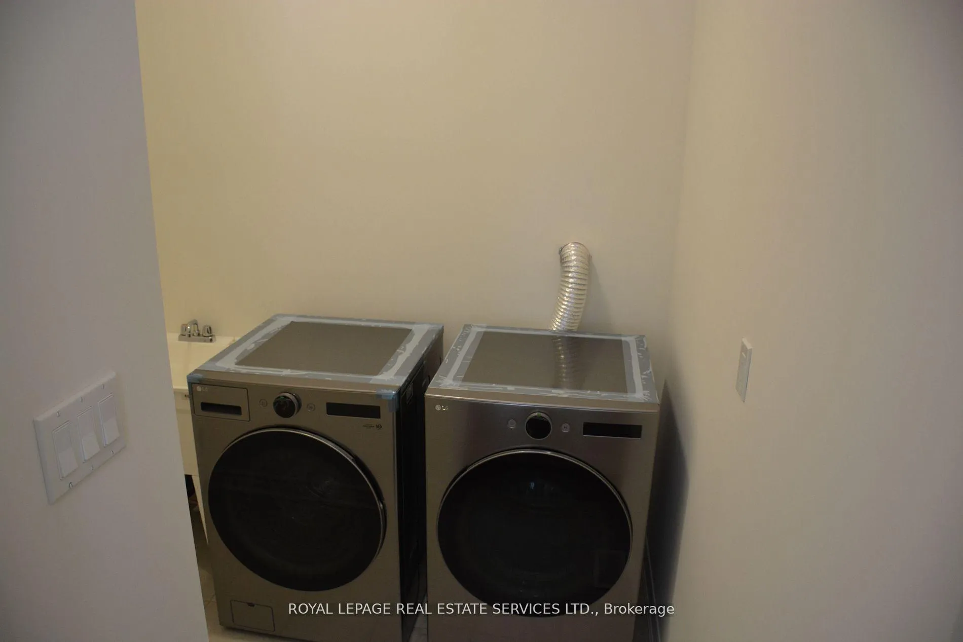 Photo 8 of 3934 Koenig Road, Burlington, Alton — HOMEH
