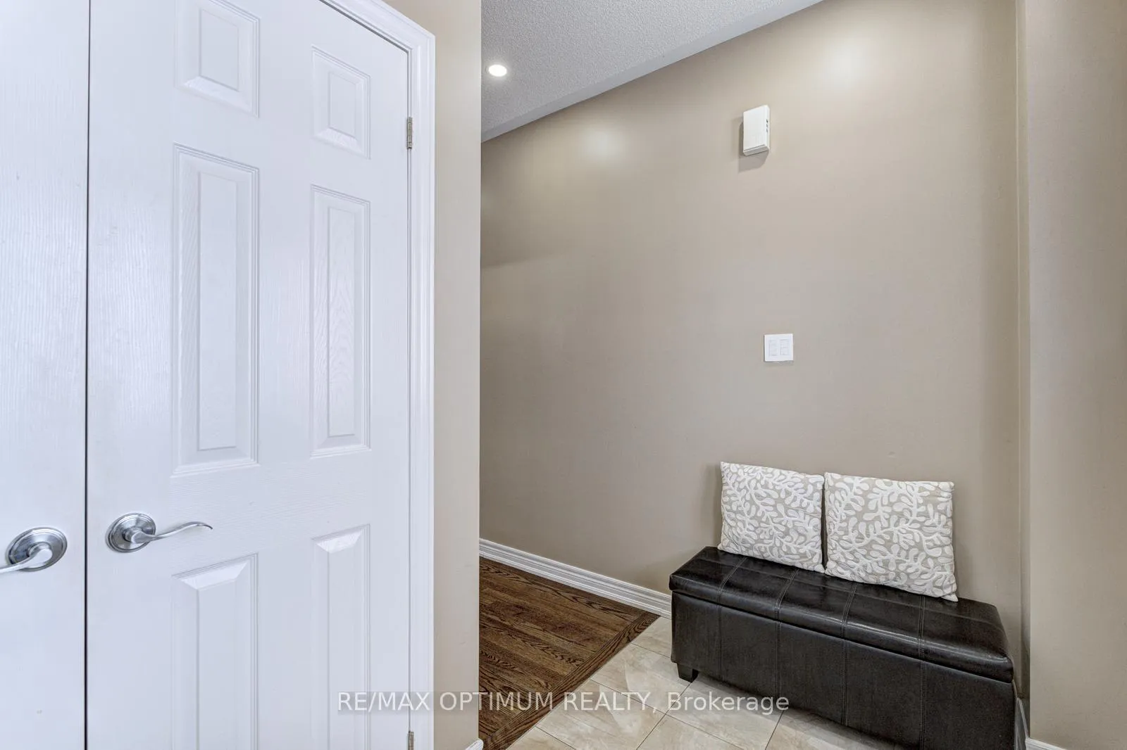 Photo 2 of 9 Ballyhaise Crescent, Brampton, Credit Valley — HOMEH