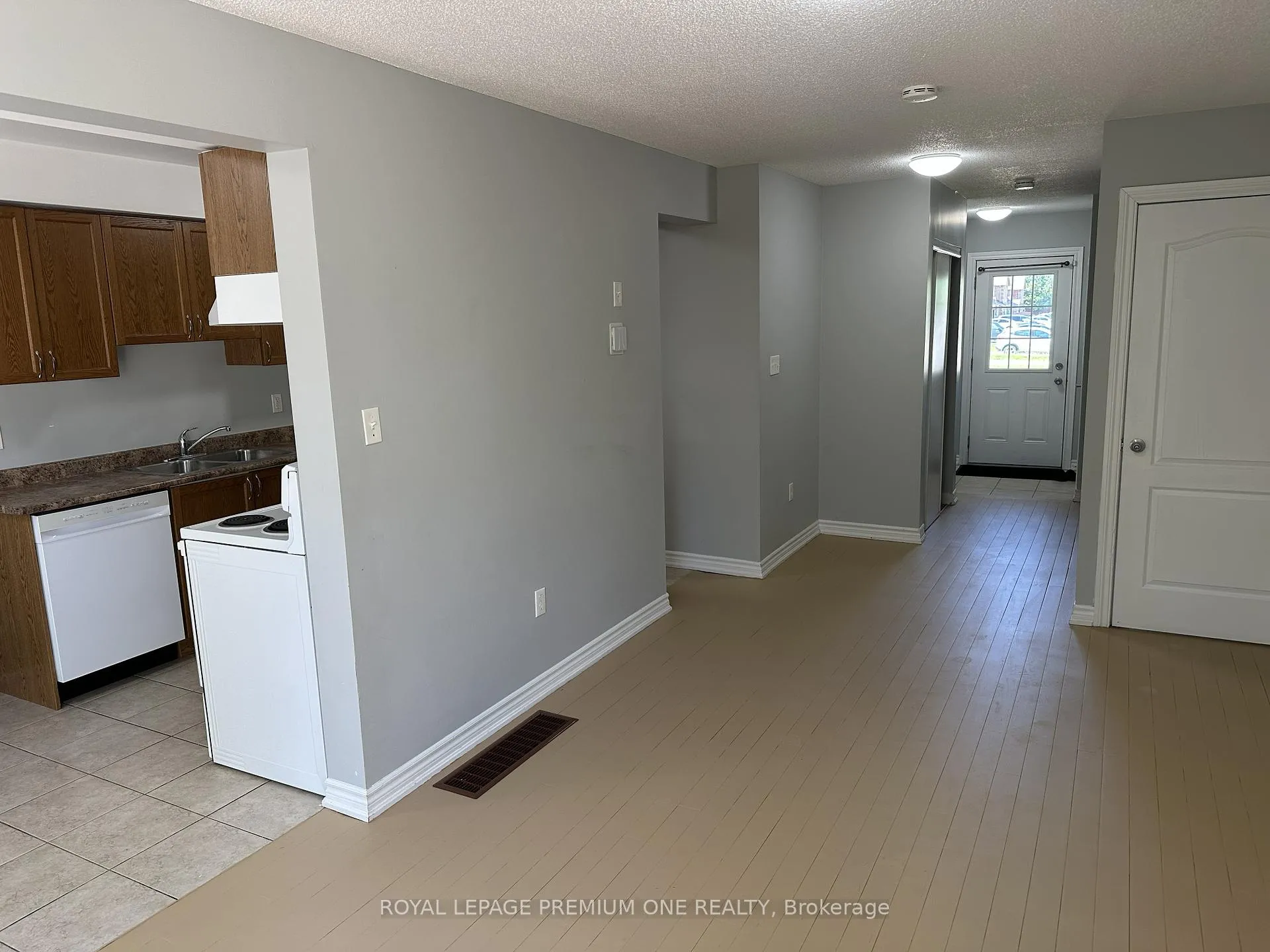 Photo 3 of 71 Sydenham Wells, Barrie, Georgian Drive — HOMEH