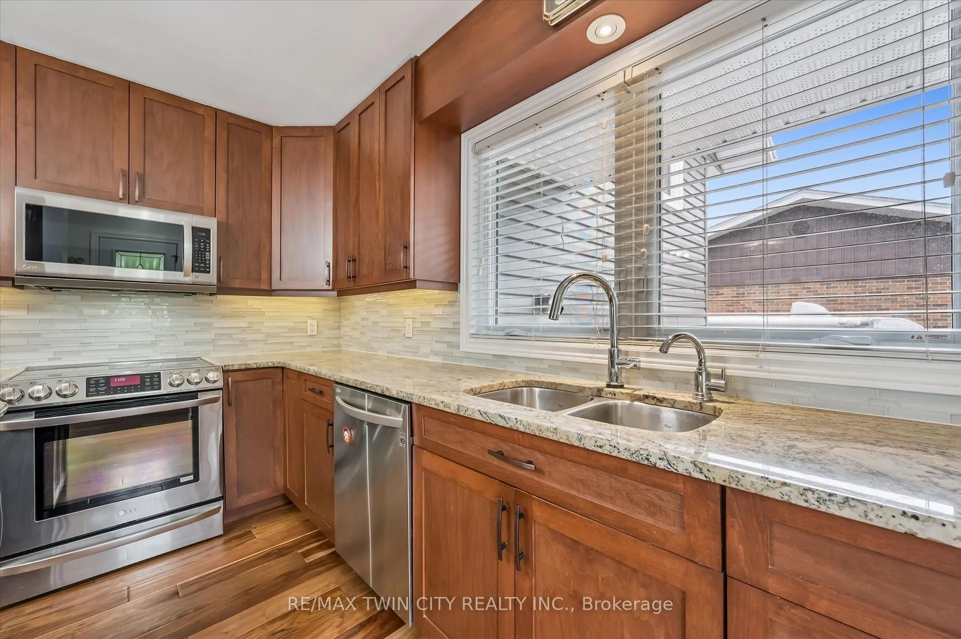 Photo 8 of 552 Greenbrook Drive, Kitchener — HOMEH