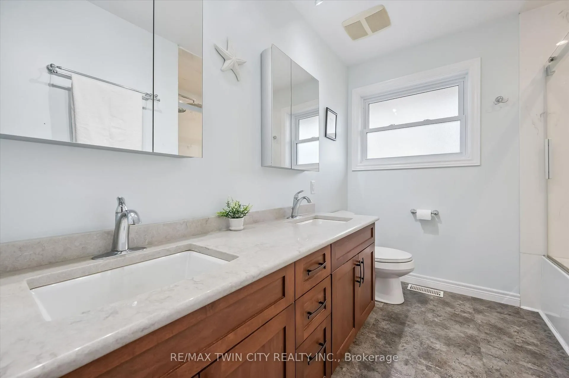 Photo 13 of 552 Greenbrook Drive, Kitchener — HOMEH