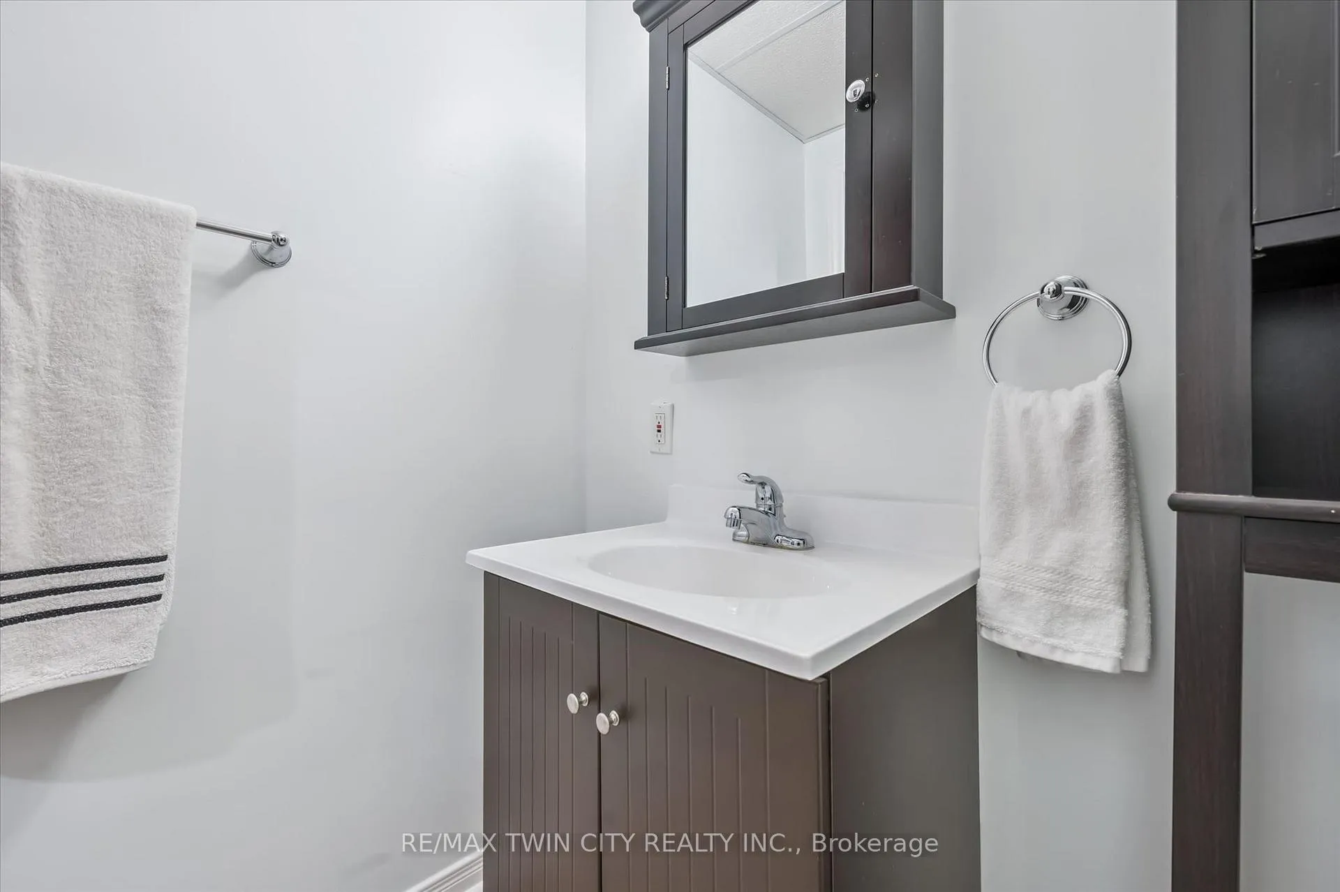 Photo 18 of 552 Greenbrook Drive, Kitchener — HOMEH