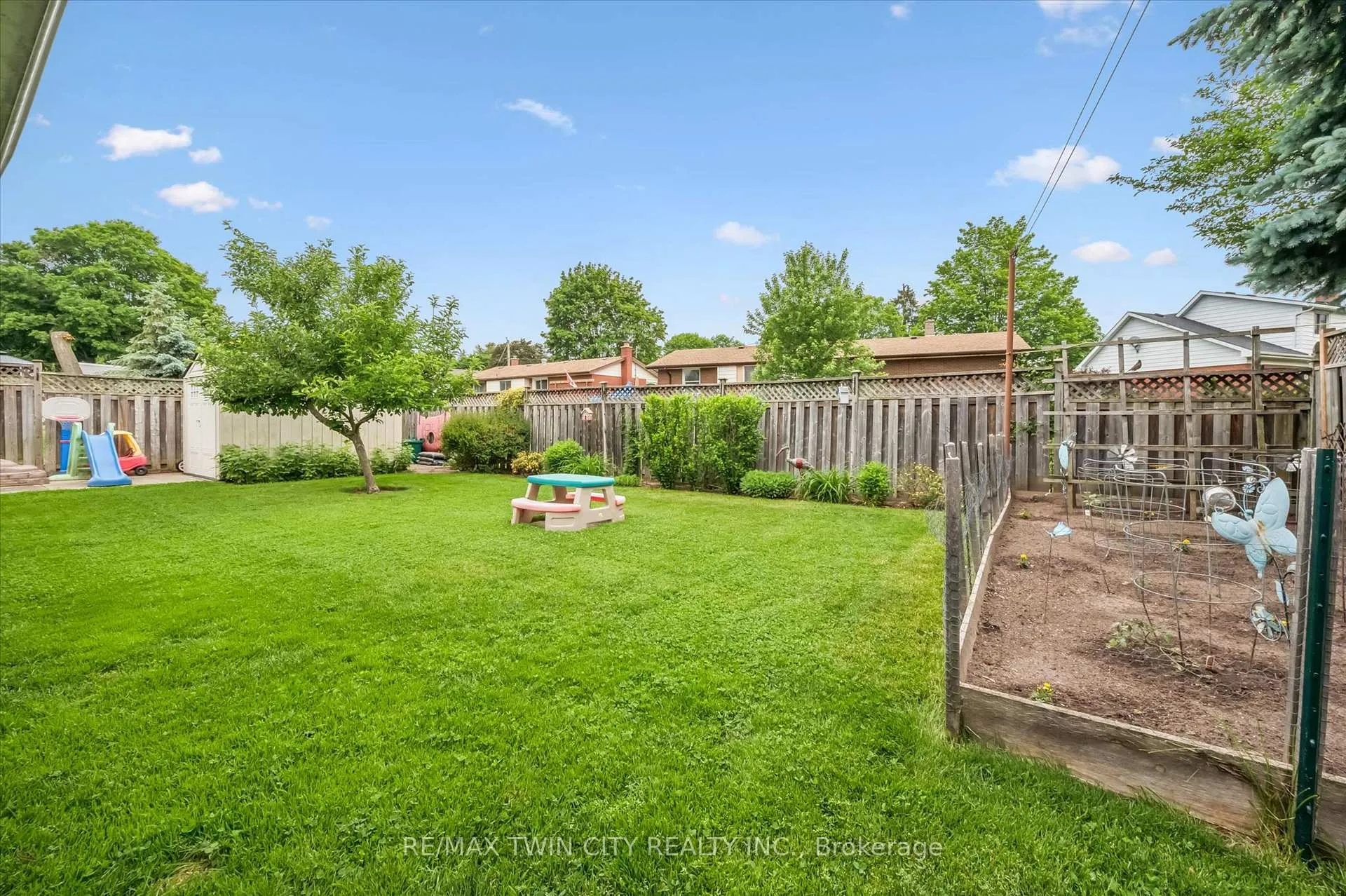 Photo 23 of 552 Greenbrook Drive, Kitchener — HOMEH