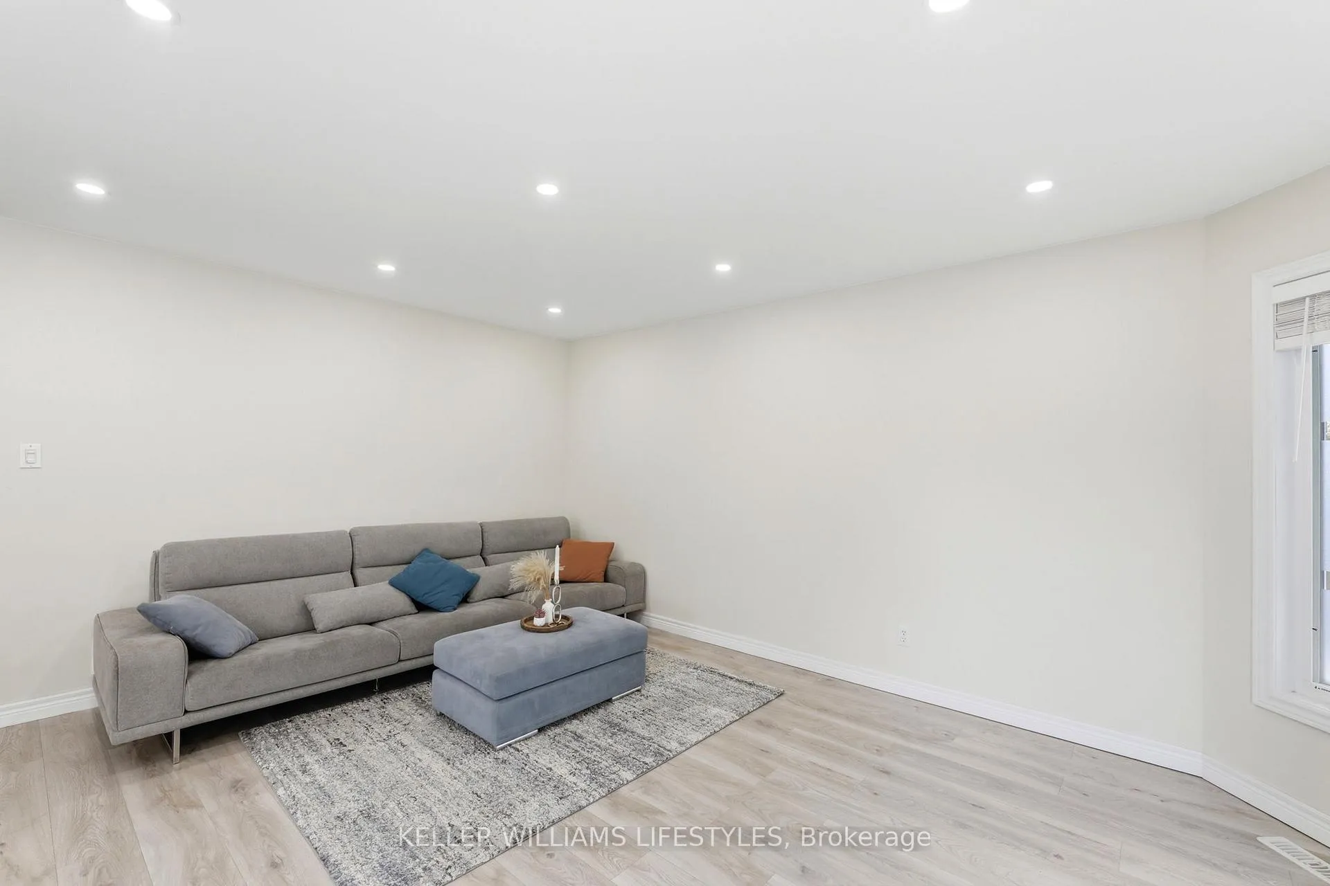 Photo 5 of 1127 Foxhunt Road, London, North S — HOMEH