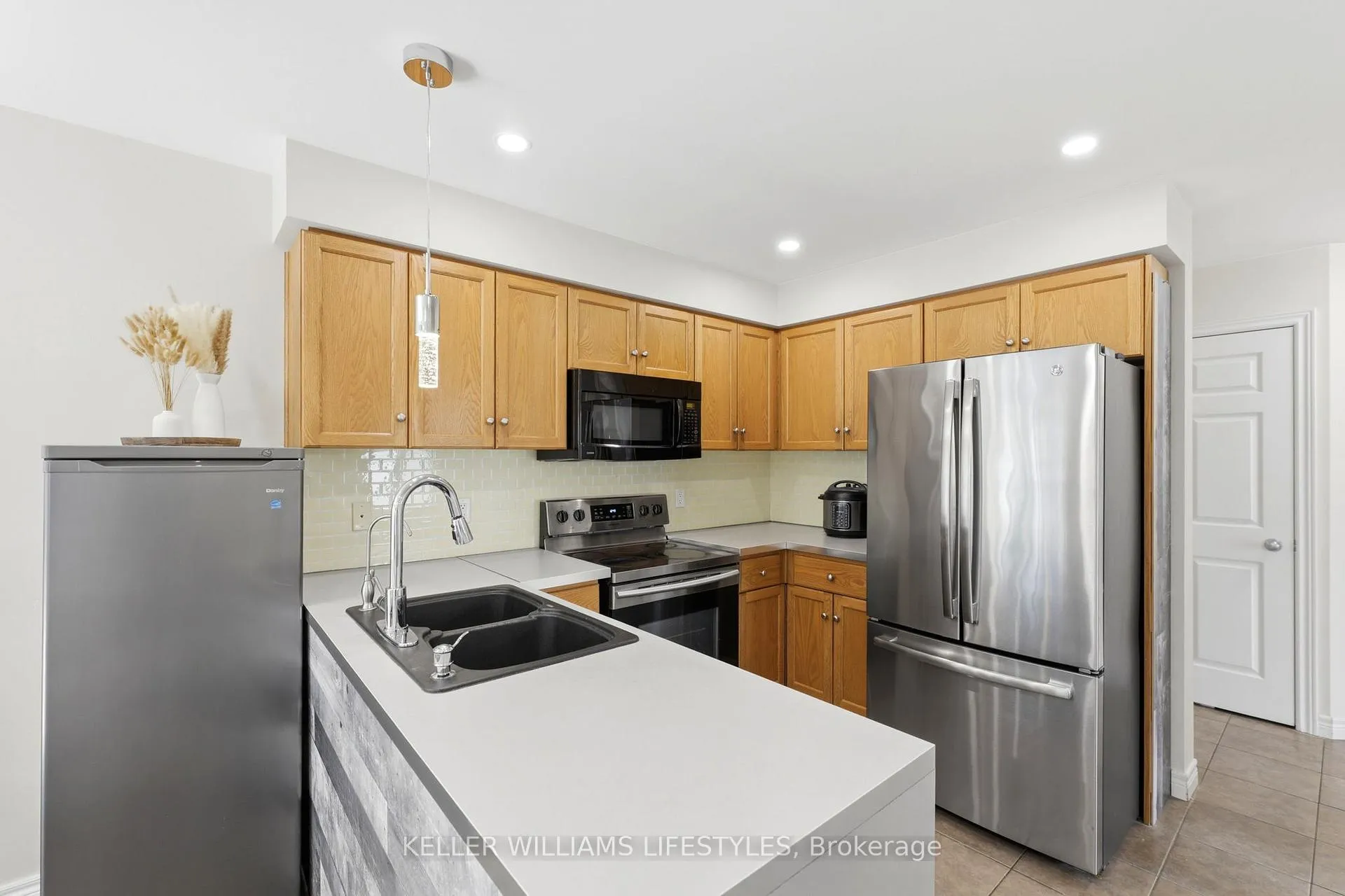 Photo 10 of 1127 Foxhunt Road, London, North S — HOMEH