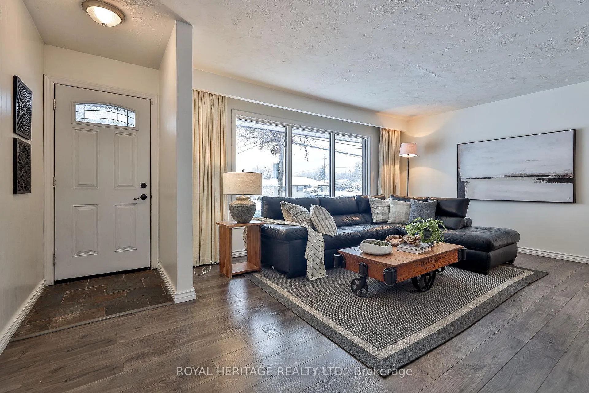 Photo 3 of 906 Dunlop Street E, Whitby, Downtown Whitby — HOMEH