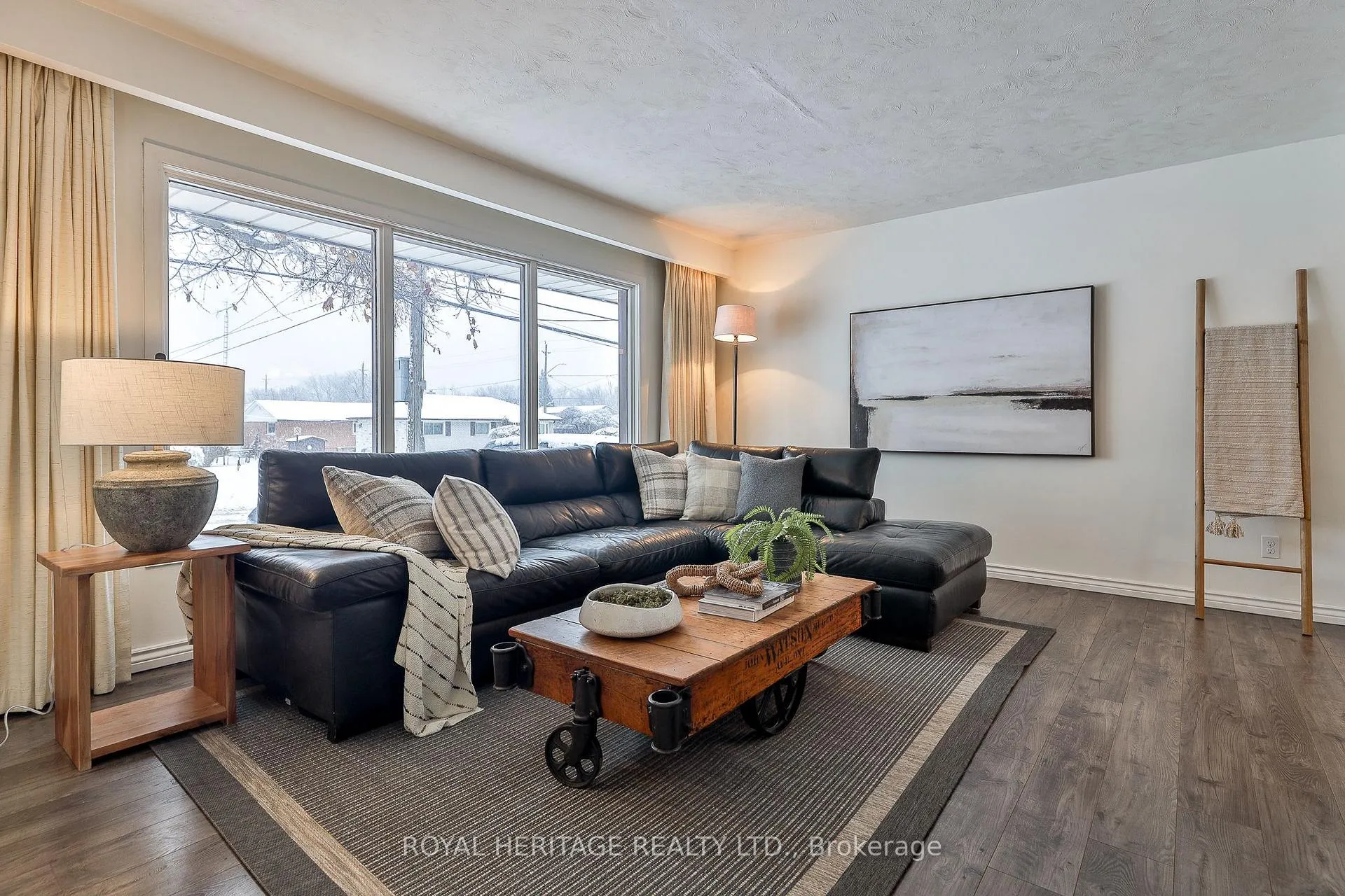 Photo 5 of 906 Dunlop Street E, Whitby, Downtown Whitby — HOMEH