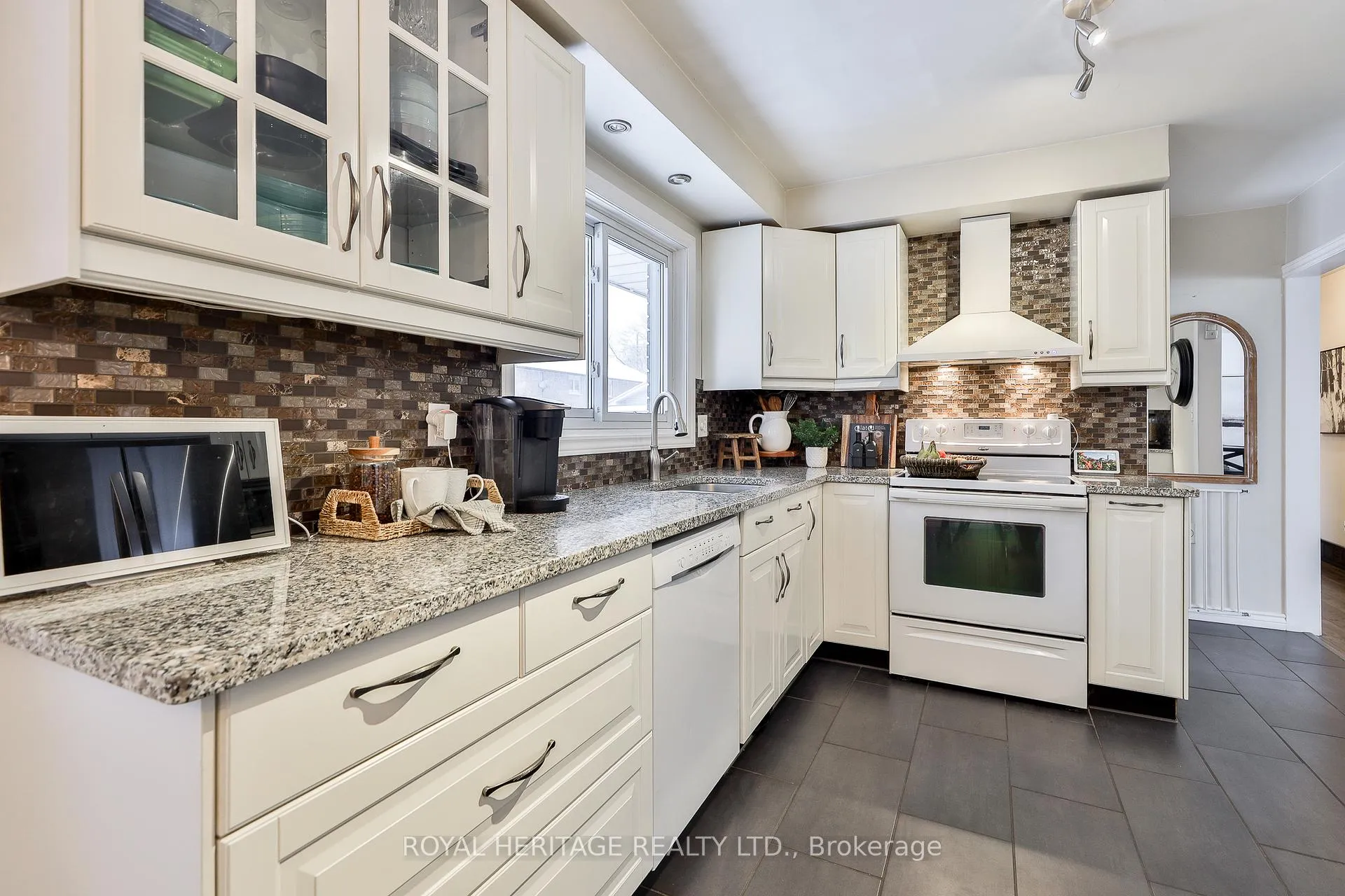 Photo 14 of 906 Dunlop Street E, Whitby, Downtown Whitby — HOMEH