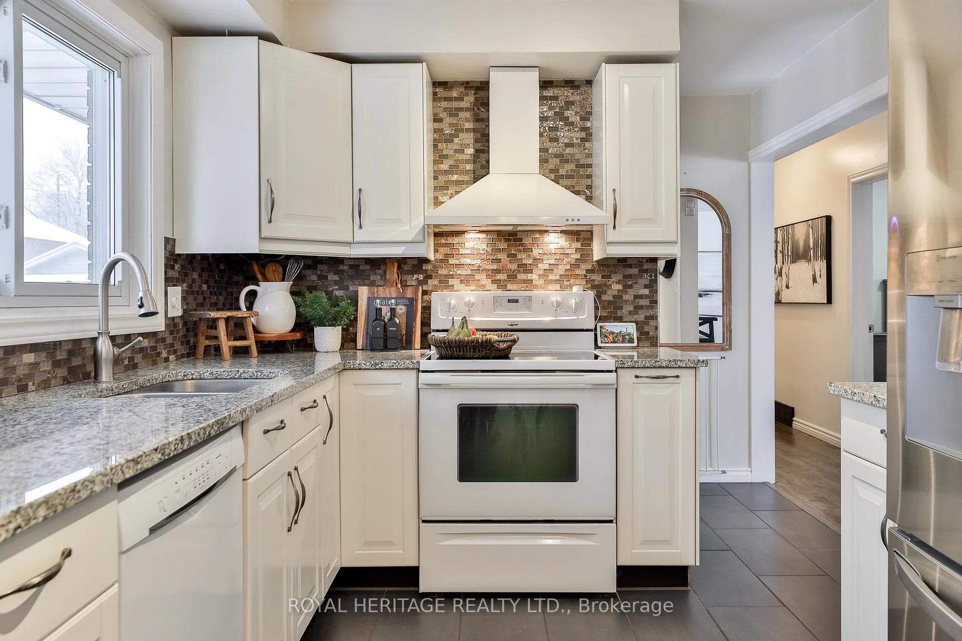 Photo 15 of 906 Dunlop Street E, Whitby, Downtown Whitby — HOMEH