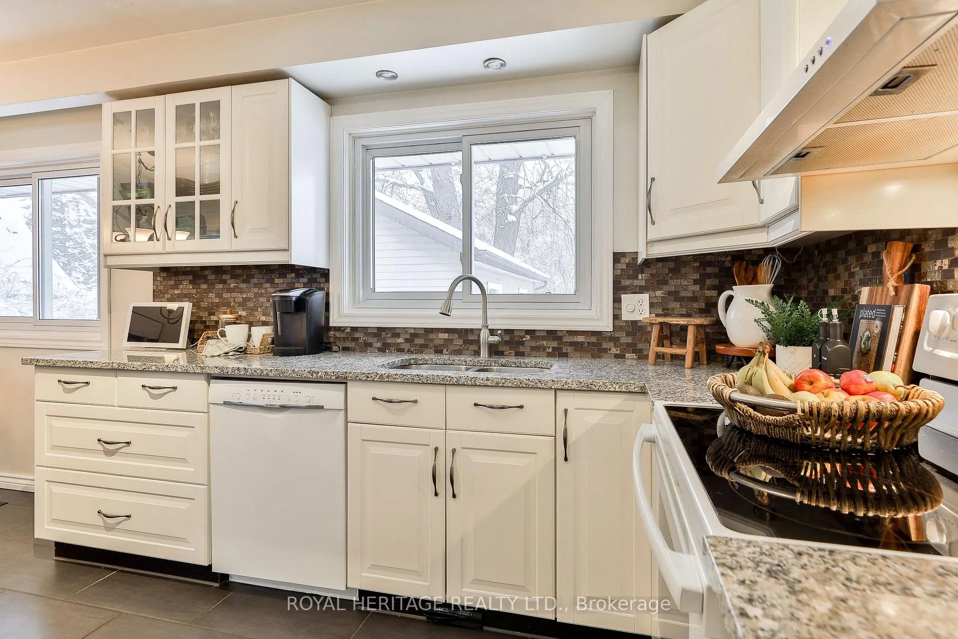 Photo 16 of 906 Dunlop Street E, Whitby, Downtown Whitby — HOMEH