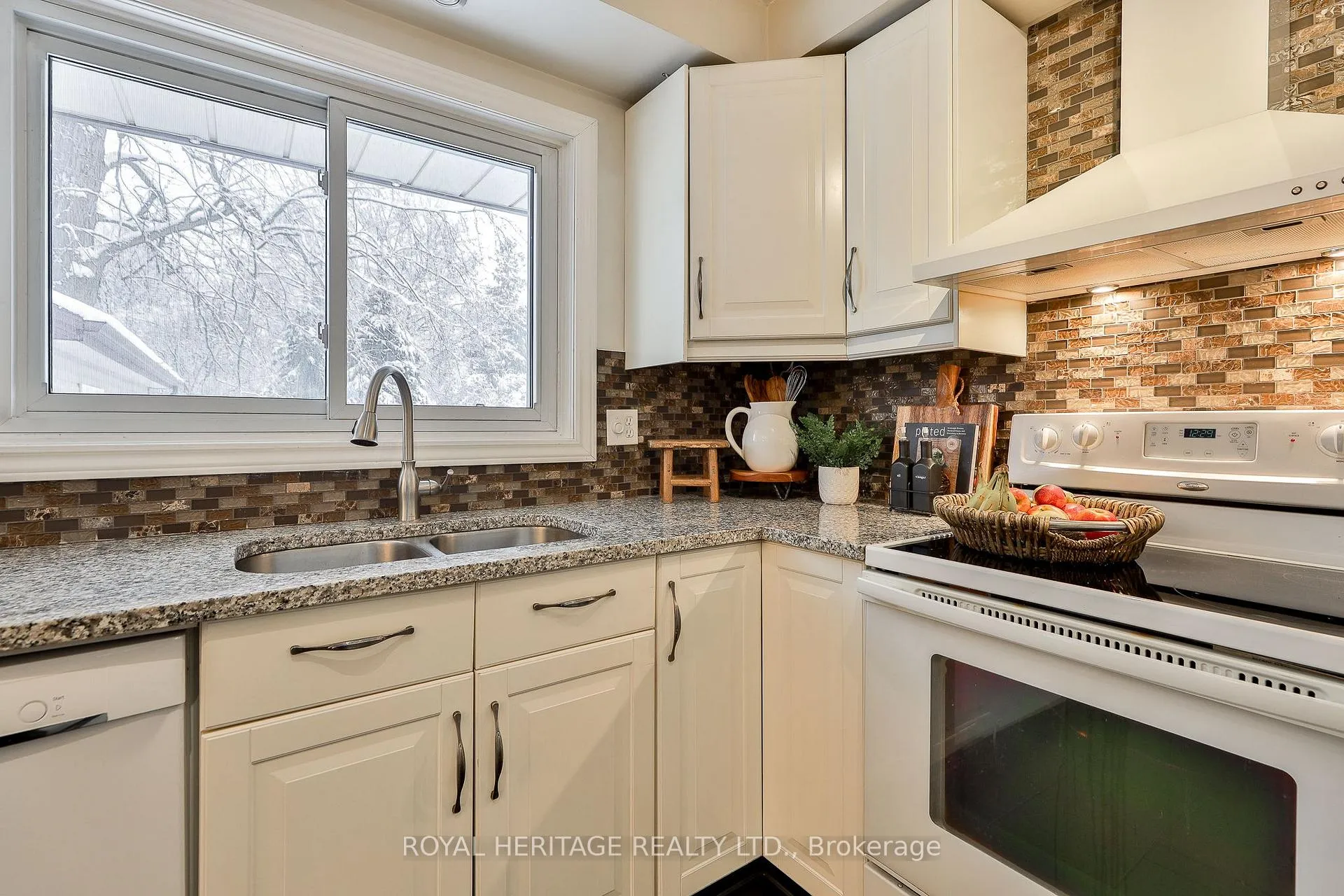 Photo 17 of 906 Dunlop Street E, Whitby, Downtown Whitby — HOMEH