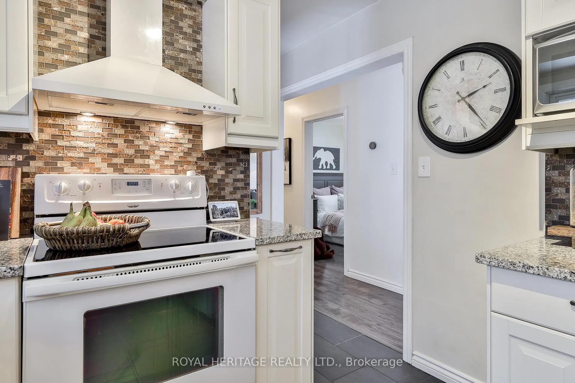 Photo 18 of 906 Dunlop Street E, Whitby, Downtown Whitby — HOMEH
