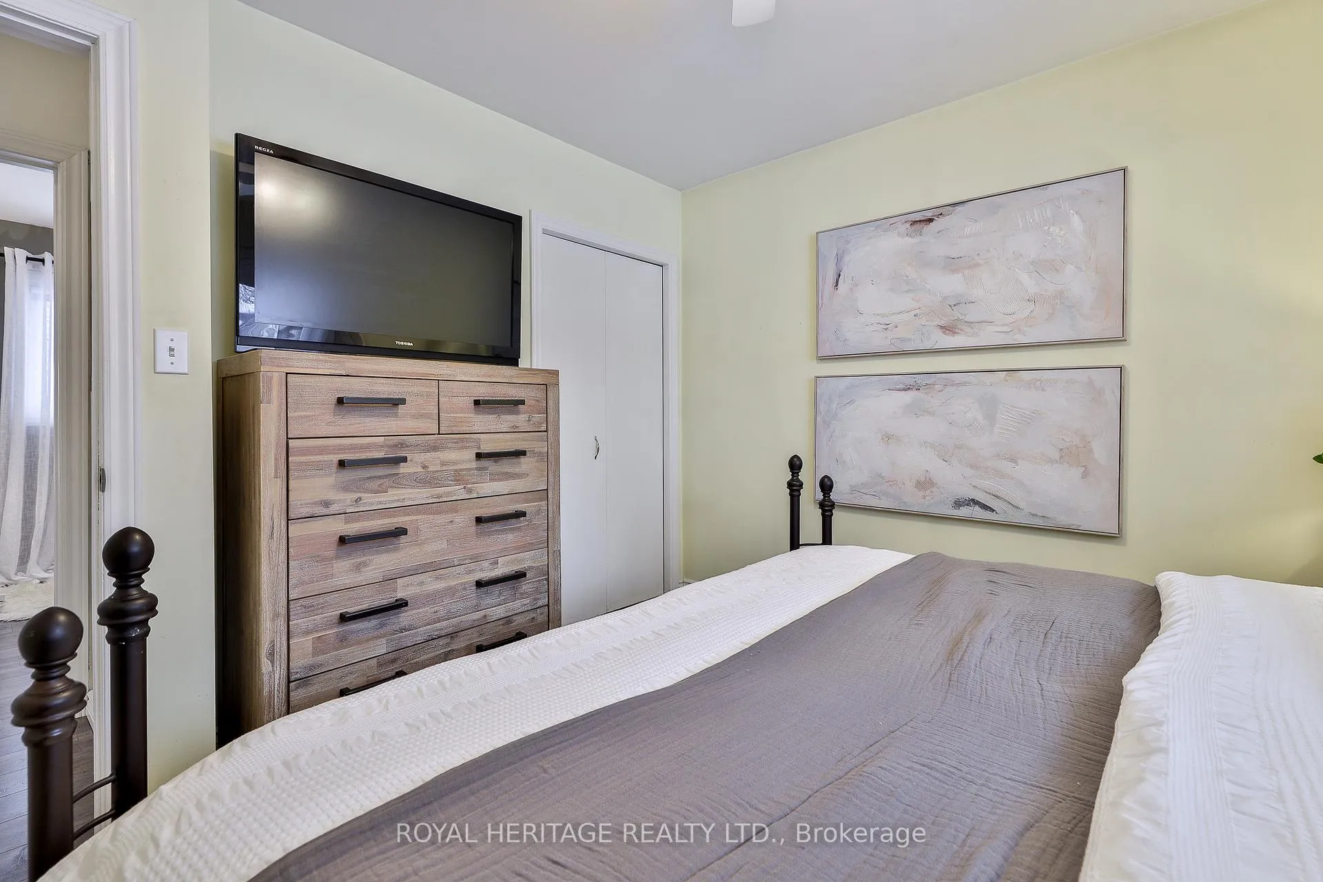 Photo 30 of 906 Dunlop Street E, Whitby, Downtown Whitby — HOMEH