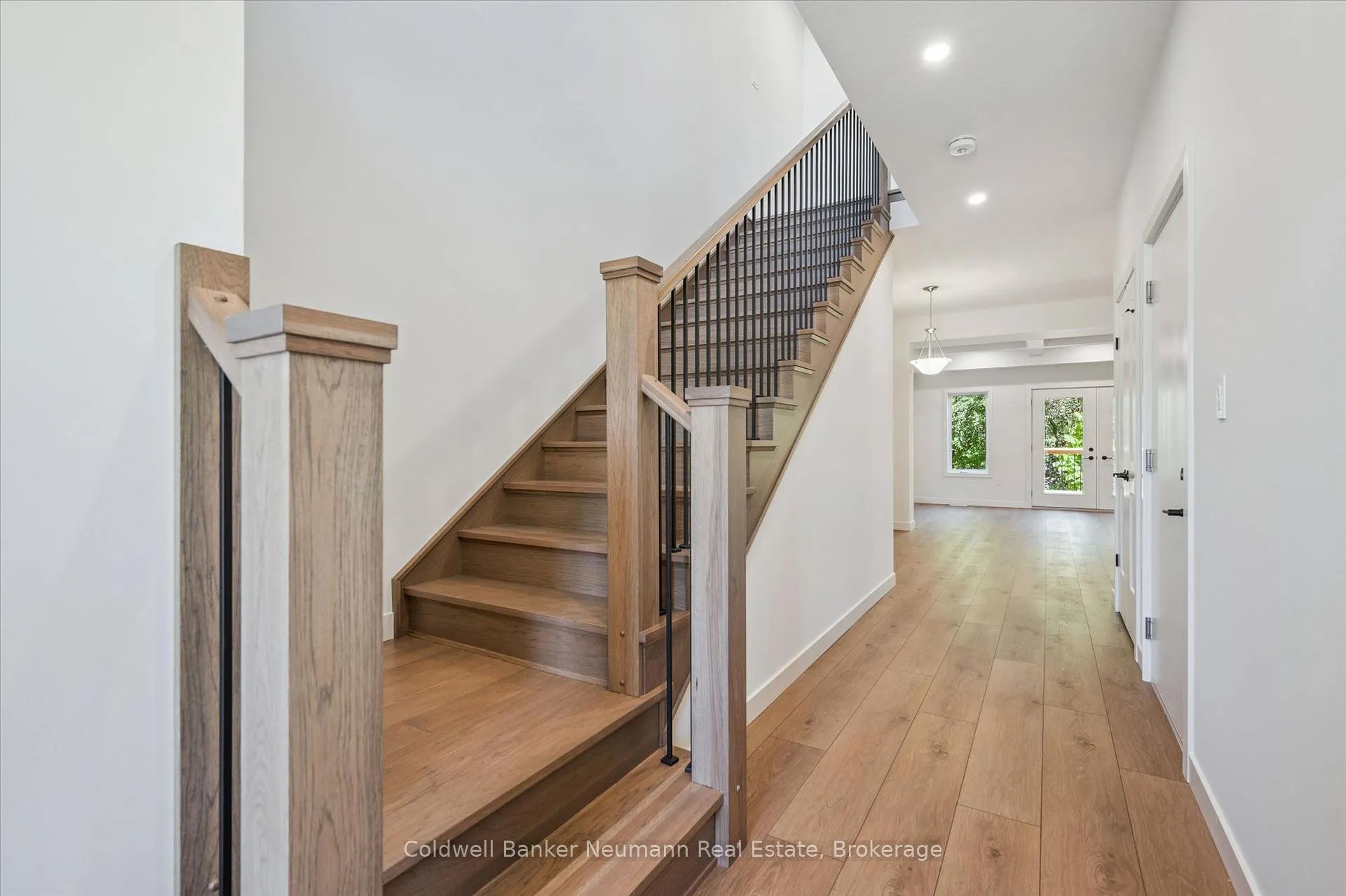 Photo 3 of 16 Fieldstone Lane, Centre Wellington, Fergus — HOMEH