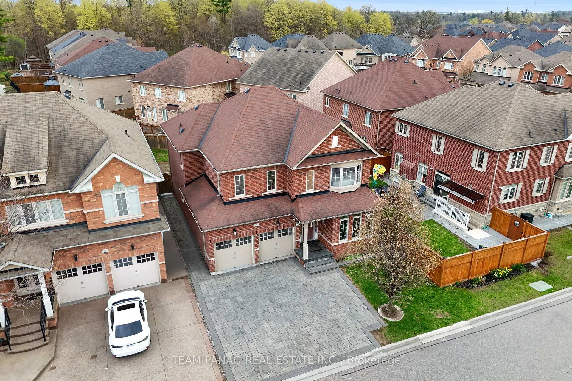 Photo 3 of 30 Overglen Court, Brampton, Credit Valley — HOMEH