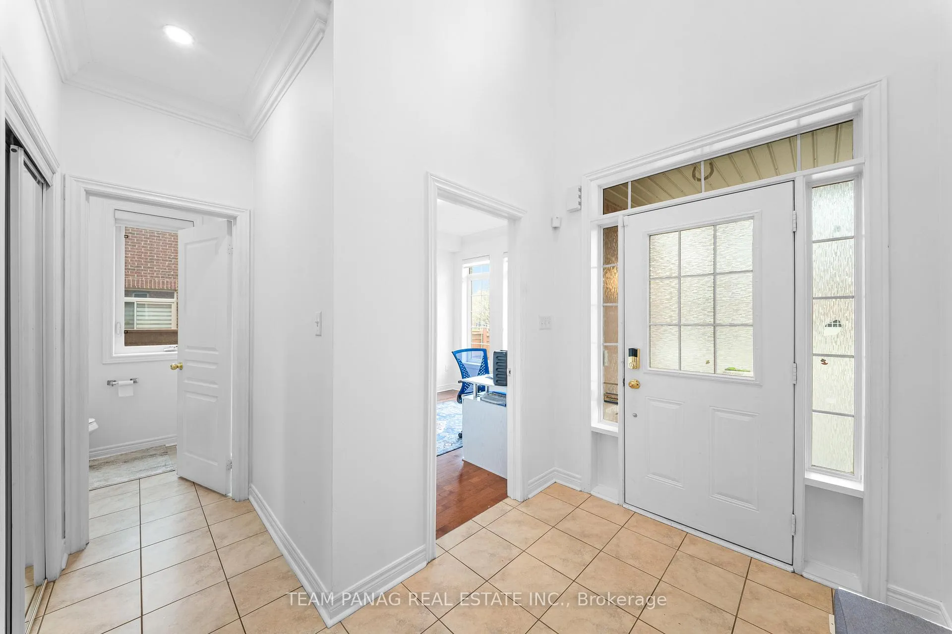 Photo 5 of 30 Overglen Court, Brampton, Credit Valley — HOMEH