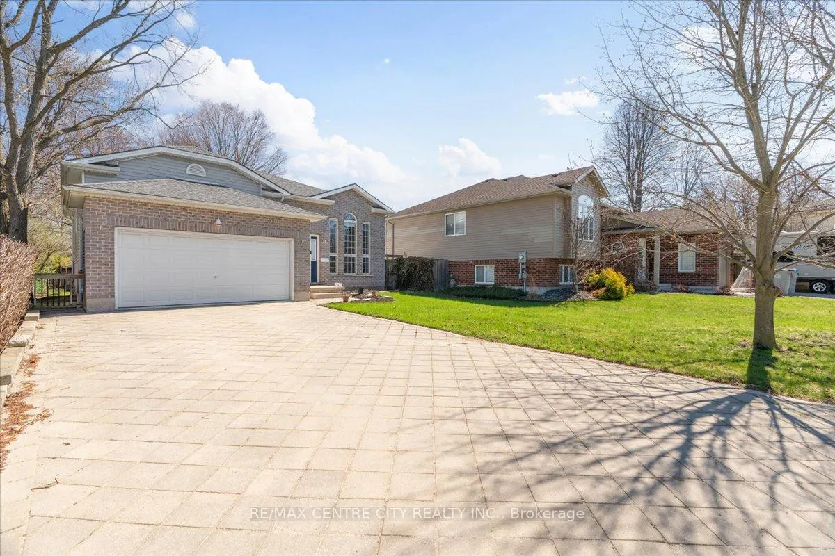 Photo 3 of 19 Dell Drive, Strathroy-Caradoc, SW — HOMEH