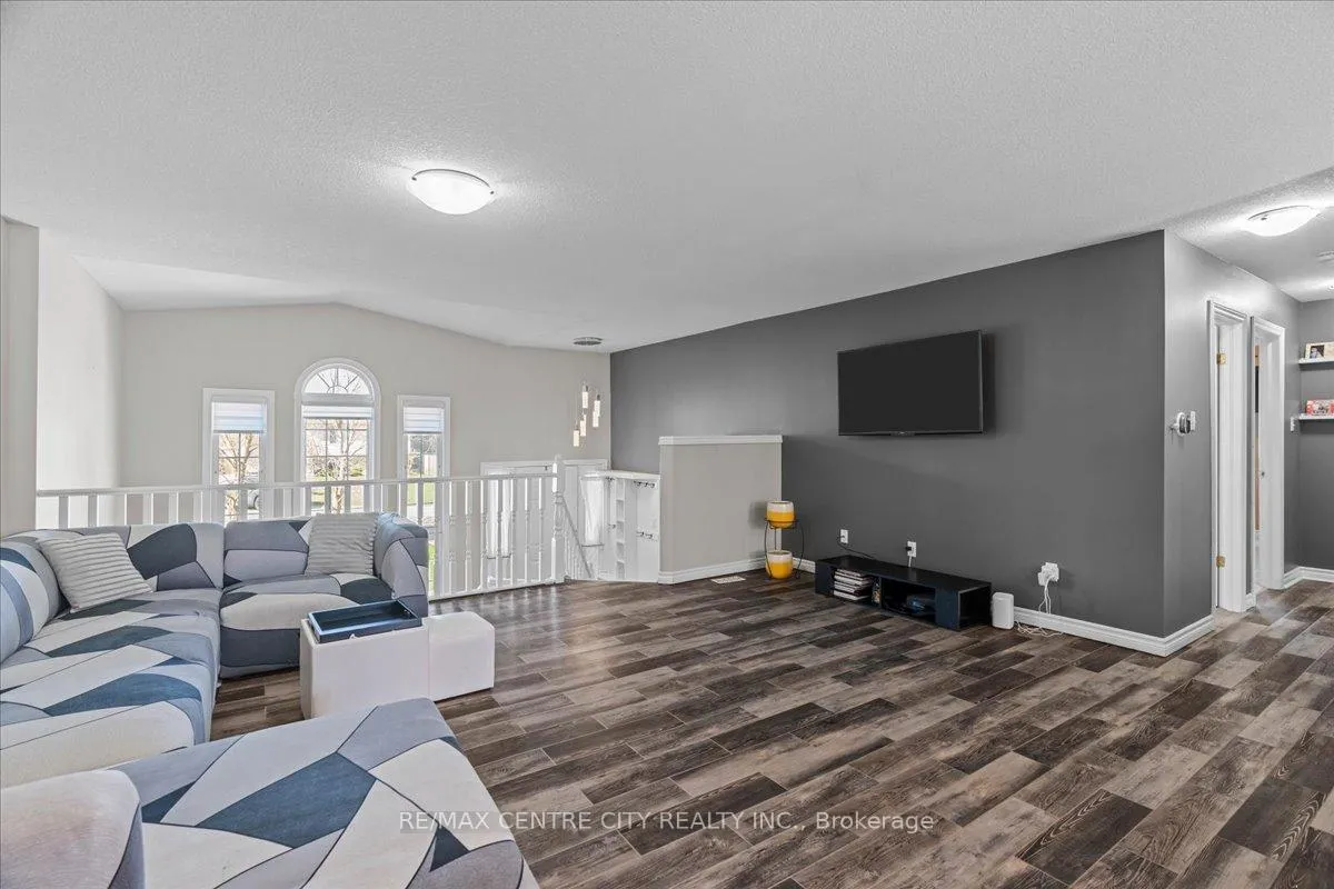 Photo 7 of 19 Dell Drive, Strathroy-Caradoc, SW — HOMEH