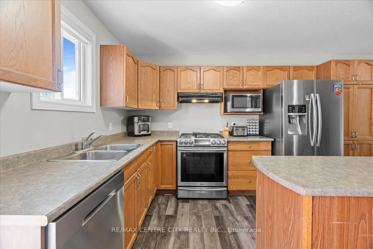 Photo 9 of 19 Dell Drive, Strathroy-Caradoc, SW — HOMEH