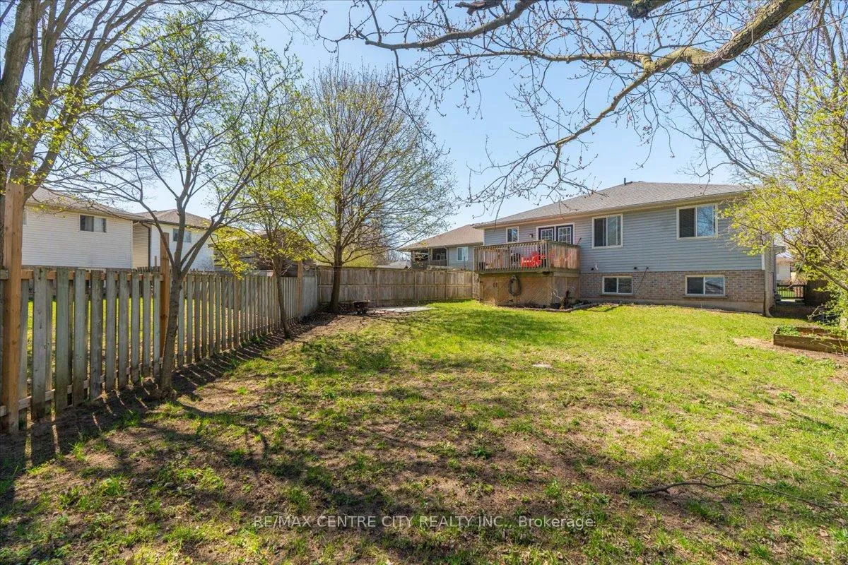 Photo 27 of 19 Dell Drive, Strathroy-Caradoc, SW — HOMEH